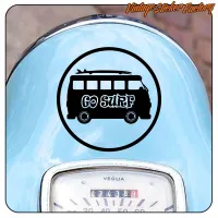 Nahaufnahme des runden «Go Surf»-Designs auf blauer Karosserie neben einem Tachometer.
