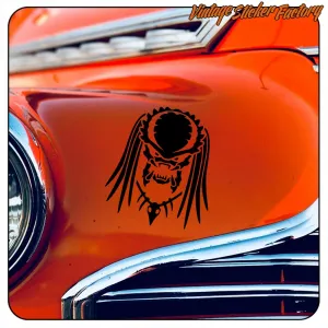 Schwarzes Design einer außerirdischen Kreatur auf der orangefarbenen Karosserie eines klassischen Autos