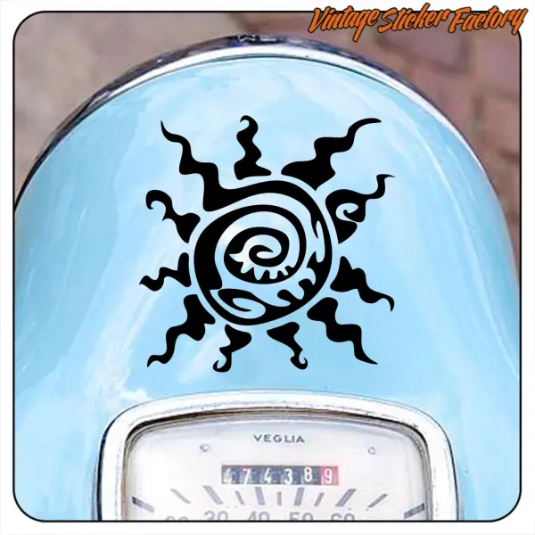 Schwarze Tribal-Sonne auf der blauen Vorderseite eines Rollers