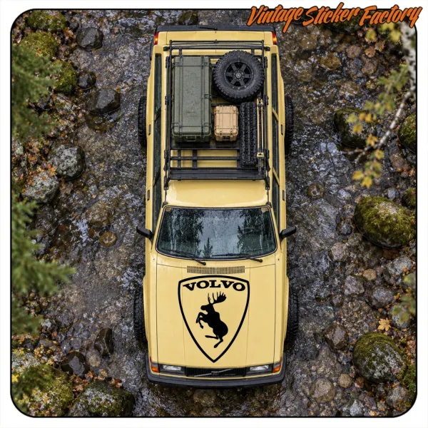 Motif VOLVO ELK noir appliqué sur le capot d’un véhicule jaune vu du dessus