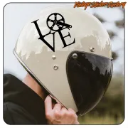 Design LOVE noir avec plateau et manivelle de vélo appliqué sur un casque de moto clair