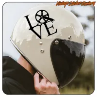LOVE-Aufkleber mit sichtbarem Fahrradkettenblatt und Kurbel auf einem hellen Motorradhelm