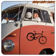 Mountainbike-Aufkleber an der Seite eines zweifarbigen klassischen Lieferwagens