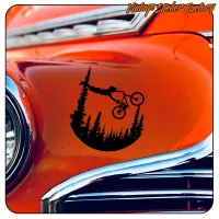 Schwarzes Mountainbikefahrer- und Bäume-Motiv auf der orangefarbenen Karosserie eines klassischen Fahrzeugs