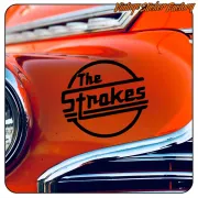 Design circulaire noir de The Strokes posé sur la carrosserie d’une voiture classique