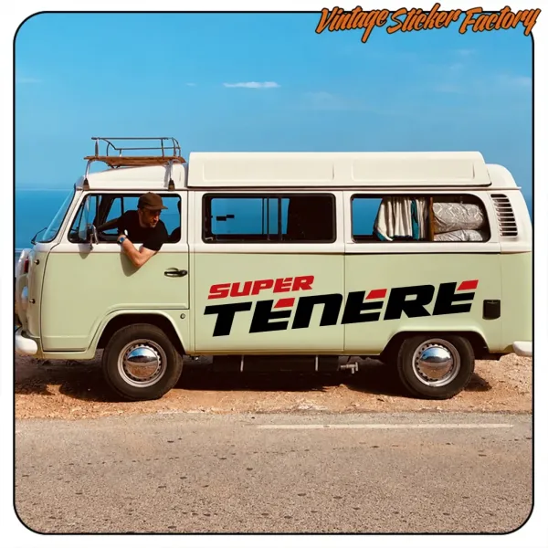 Seitenansicht eines Campervans mit angebrachtem SUPER TÉNÉRÉ-Design