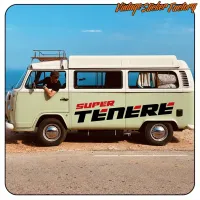 Vue latérale d’un van aménagé avec le design SUPER TÉNÉRÉ appliqué