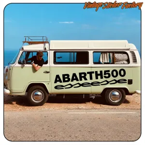 Texto ABARTH500 y esseesse en negro aplicado en el lateral de una furgoneta camper clásica