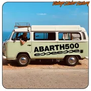 Texte ABARTH500 et esseesse noir appliqué sur le côté d’un camping-car classique