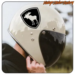 Pegatina ELK con alce en escudo colocada en un casco de moto claro