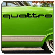 Texte « quattro » noir appliqué sur la carrosserie d’une voiture classique verte