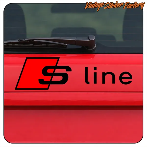 Design S line noir sur la surface rouge du hayon d’une voiture, sous l’essuie-glace