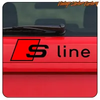 Diseño S line negro sobre una superficie roja del portón de un coche, bajo el limpiaparabrisas