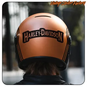 Texto HARLEY-DAVIDSON aplicado en la parte posterior de un casco de moto