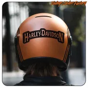 Texte HARLEY-DAVIDSON appliqué à l’arrière d’un casque de moto