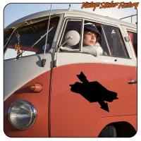 Silueta negra del logotipo Sunoco sobre el lateral de una furgoneta Volkswagen clásica