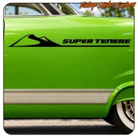 Vue latérale de l’adhésif SUPER TENERE noir sur une voiture verte
