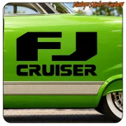Motif noir FJ CRUISER posé sur le côté d’un véhicule vert