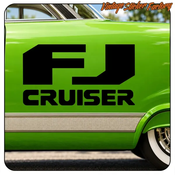 Schwarzer FJ-CRUISER-Aufkleber an der Seite eines grünen Fahrzeugs