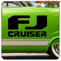 Autocollant noir FJ CRUISER posé sur le côté d’un véhicule vert
