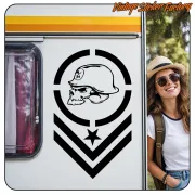 Design de crâne avec casque, étoile et chevrons posé sur une caravane