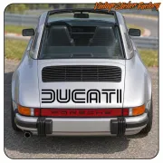 Design DUCATI appliqué à l’arrière d’une Porsche classique