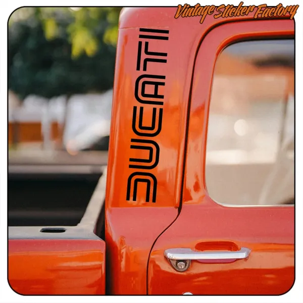 Vertikal neben dem Fenster eines Pick-ups angebrachtes DUCATI-Design