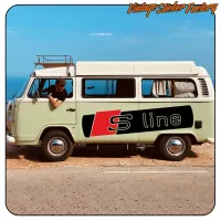 Vue latérale d’un camping-car avec l’autocollant S line appliqué