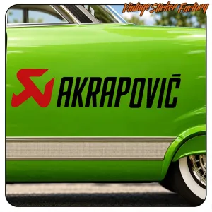 Logotipo y texto AKRAPOVIC en el lateral de un vehículo verde