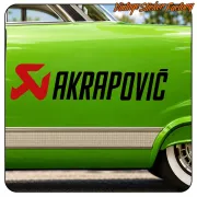 Logo et texte AKRAPOVIC sur le côté d’un véhicule vert