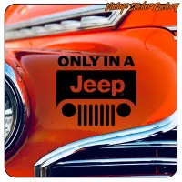Detalle del diseño «ONLY IN A Jeep» aplicado sobre una carrocería naranja con cromados