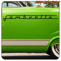 Detalle del diseño LAMBRETTA sobre la carrocería de un vehículo verde