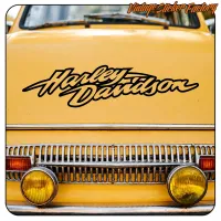 Diseño HARLEY DAVIDSON en el frontal de un vehículo clásico amarillo