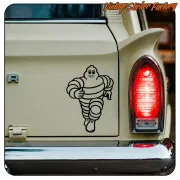 Bibendum-Aufkleber neben der Rückleuchte eines klassischen Fahrzeugs
