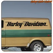 Großformatiges schwarzes Harley-Davidson-Design auf der Seite eines Vintage-Transporters