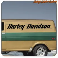 Ansicht des schwarzen Harley-Davidson-Designs auf der Seite eines Vintage-Transporters