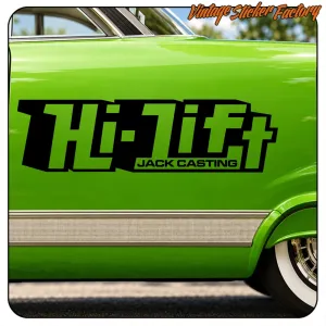 Motif HI-LIFT noir appliqué sur le côté d’une automobile classique verte
