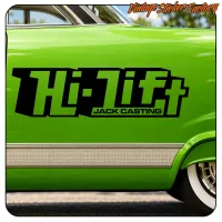 Vista alternativa del diseño HI-LIFT negro sobre un automóvil clásico verde
