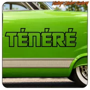 TÉNÉRÉ en negro aplicado sobre el lateral verde de un vehículo clásico