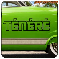 Adhesivo TÉNÉRÉ negro mostrado en el lateral verde de un vehículo