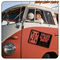 SUBARU ALL-WHEEL DRIVE Aufkleber an der Seite eines klassischen zweifarbigen Transporters
