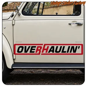 Alternative Ansicht des an der Tür eines klassischen Fahrzeugs angebrachten OVERHAULIN-Motivs
