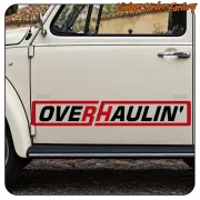 Alternative Ansicht des an der Tür eines klassischen Fahrzeugs angebrachten OVERHAULIN-Motivs