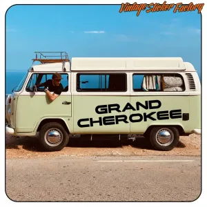 Schwarzer Schriftzug «GRAND CHEROKEE» an der Seite eines Wohnmobils
