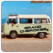 Texte «GRAND CHEROKEE» noir appliqué sur le côté d’un camping-car