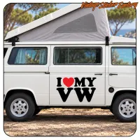 «I LOVE MY VW»-Aufkleber an der Seitentür eines Campervans