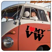 Autocollant « I LOVE MY VW » posé sur la porte d’un fourgon classique bicolore