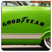 Autocollant GOOD YEAR noir appliqué sur la portière d’une voiture classique verte