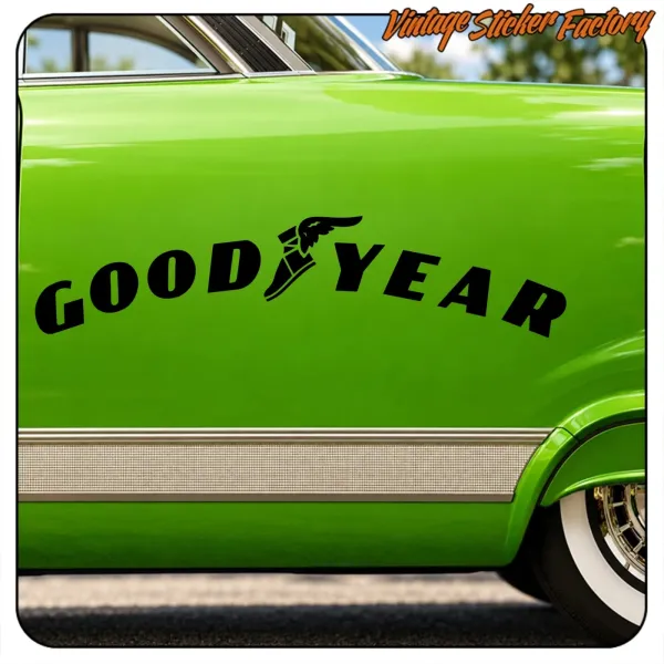 Schwarzes GOOD YEAR auf der grünen Karosserie eines klassischen Autos neben dem Hinterrad