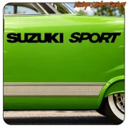 „SUZUKI SPORT“-Text auf der grünen Seite eines klassischen Autos